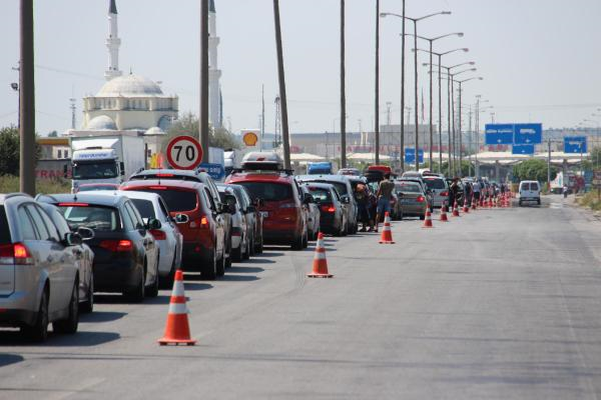Türk İşçilerinin Dönüş Çilesi Başladı, Kuyruk 3 Kilometre
