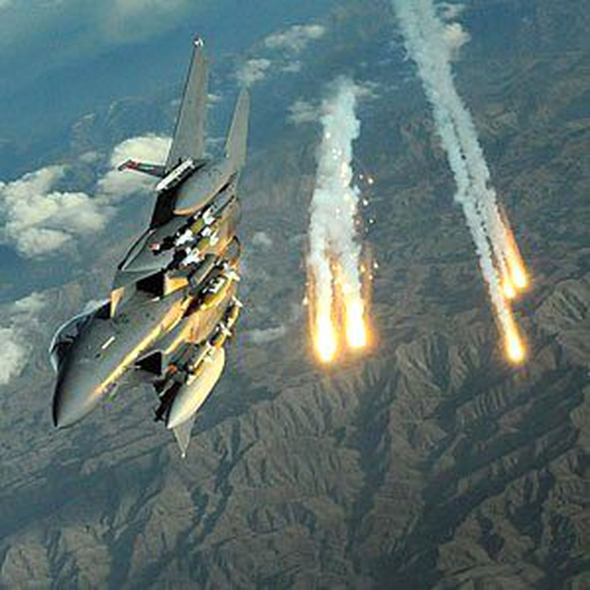 Savaş Uçakları Irak\'taki PKK Yuvalarını Vurdu