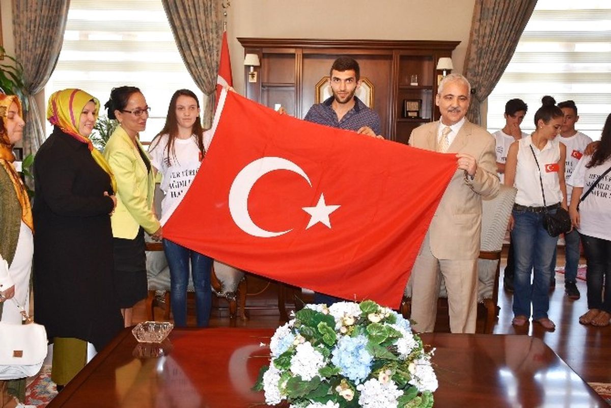 Vali Güvençer, Bağımlılıkla Mücadele Derneği\'ni Ağırladı