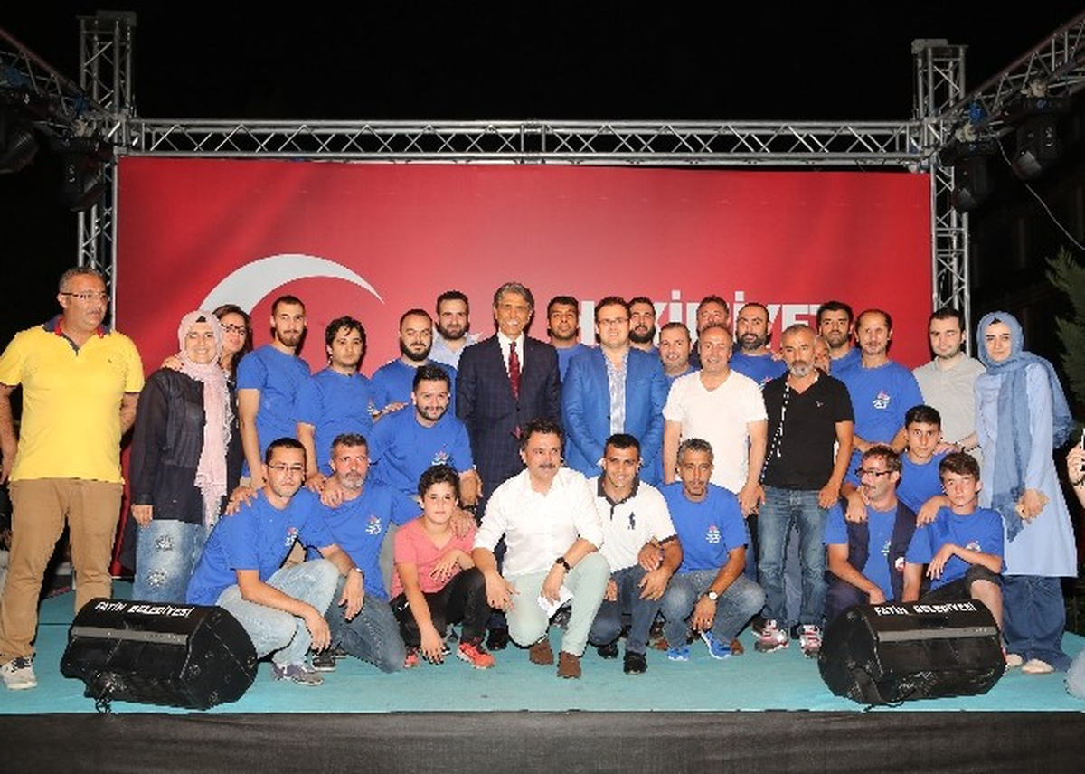 Vatan Caddesi\'nde Demokrasi Nöbeti Tutan Vatandaşlara Berat Belgesi