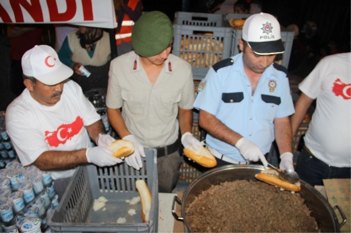 Vatandaşlar Demokrasi Nöbetini Asker ve Polise Devretti