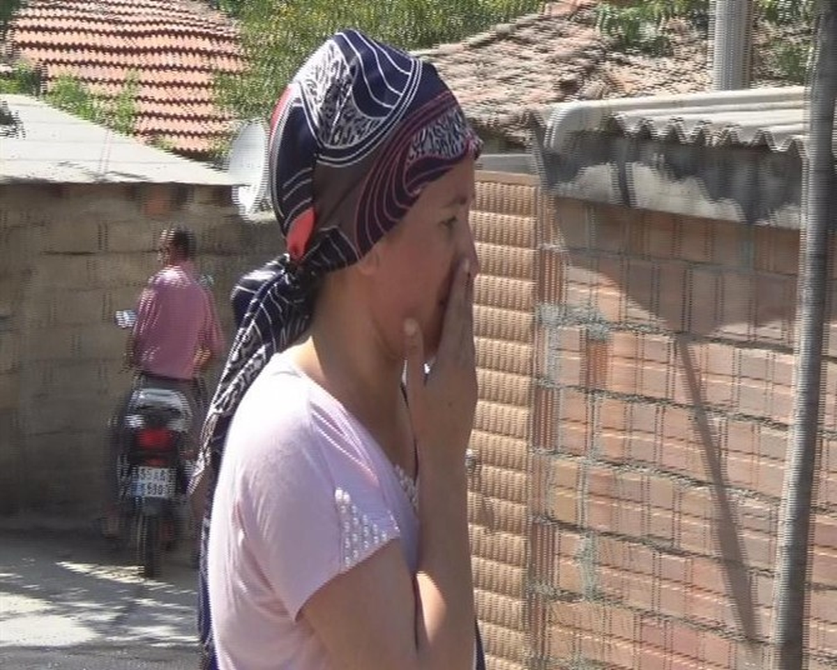 Yanan Arabasını Gözyaşlarıyla İzledi