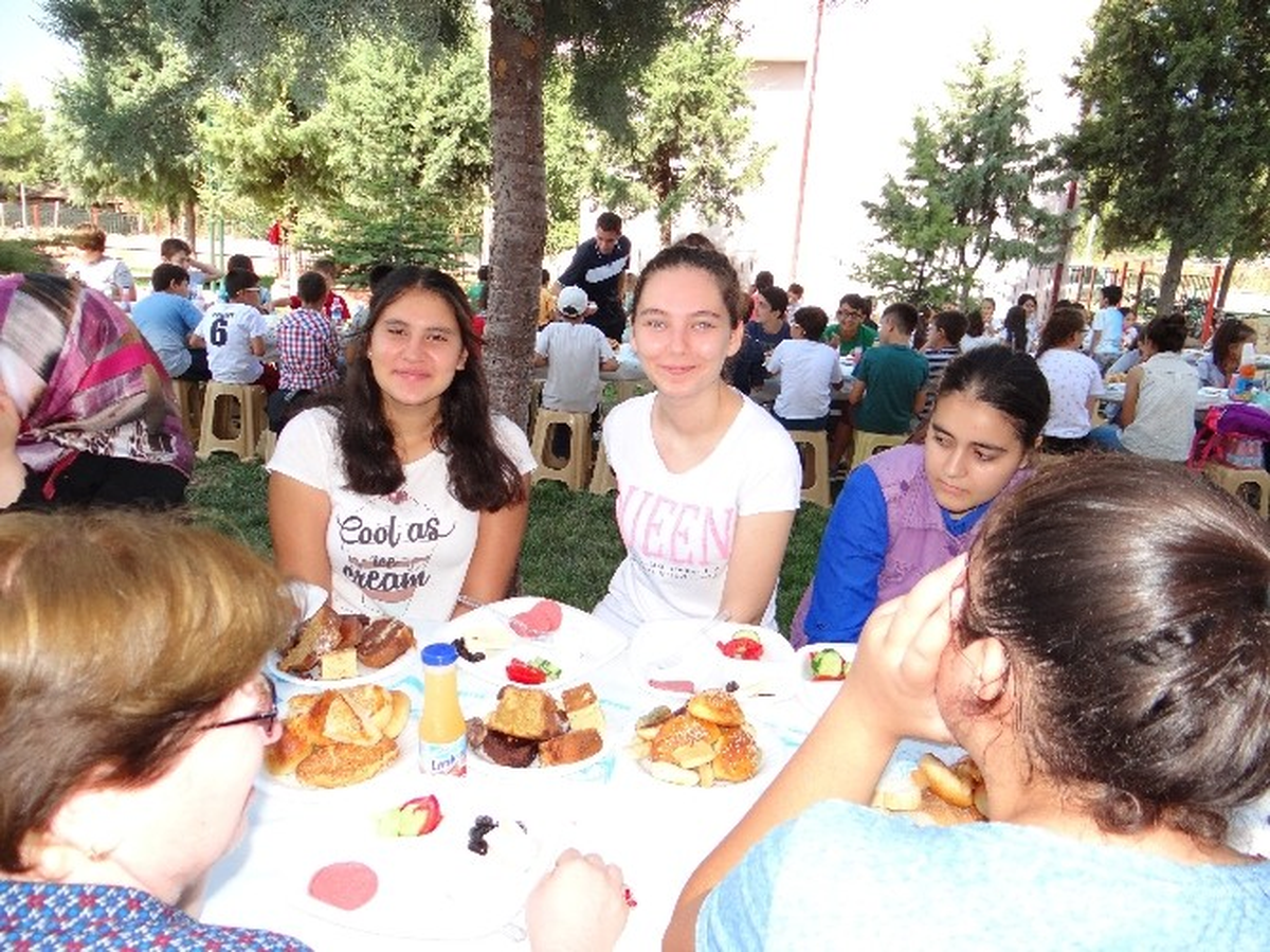 Yaz Okulu ve Kurslara Giden 150 Öğrenci Kahvaltıda Buluştu
