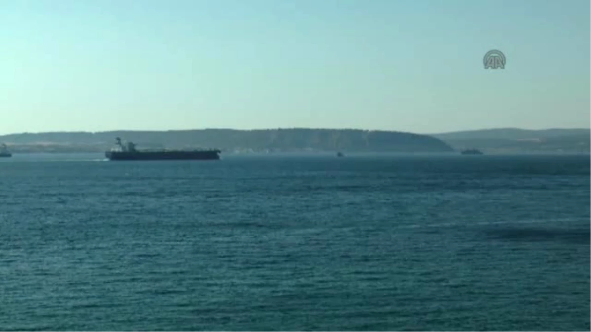 Yunan Askeri Gemisi Çanakkale Boğazı\'ndan Geçti