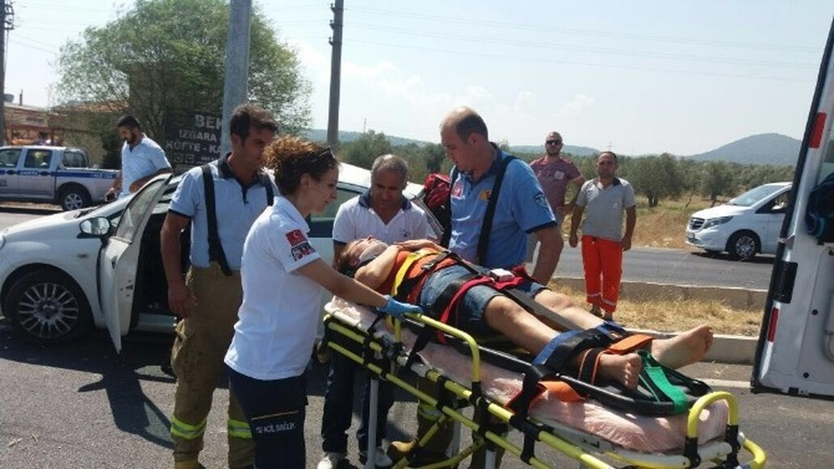 Araç İçinde Sıkışan Sürücüyü İtfaiye Kurtardı