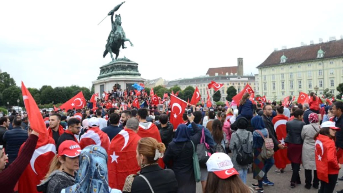 Darbeciyi Protesto Eden Türklere, Avusturya\'dan Ceza