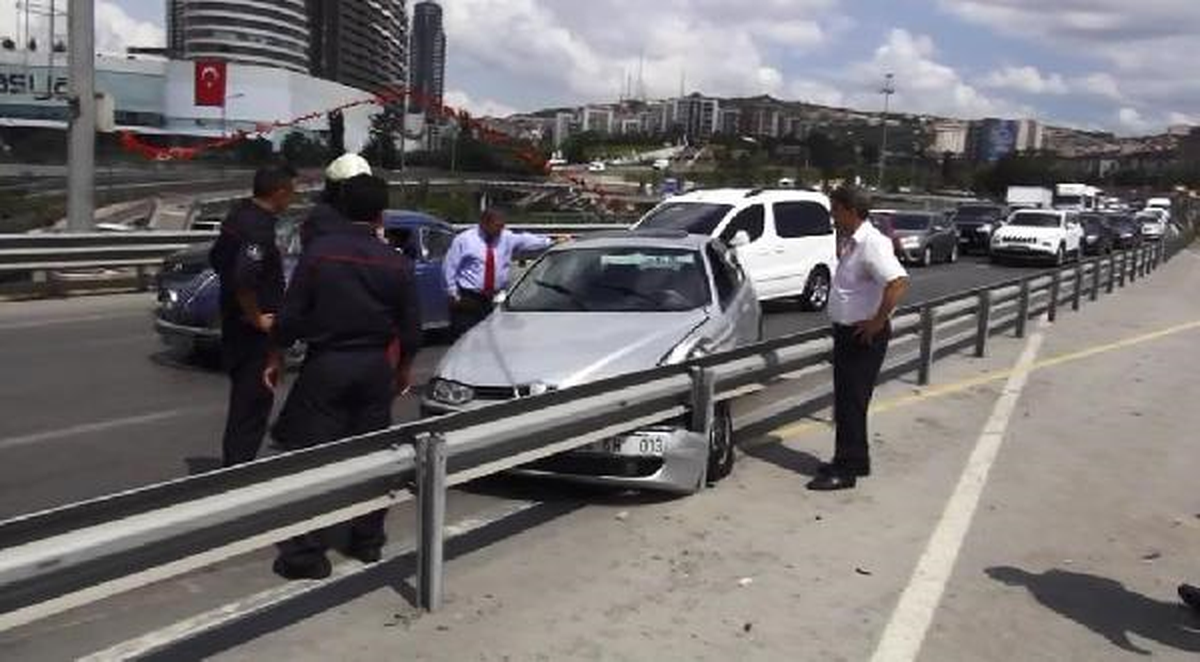 Direksiyonda Sara Krizi Geçiren Sürücü Bariyere Çarptı