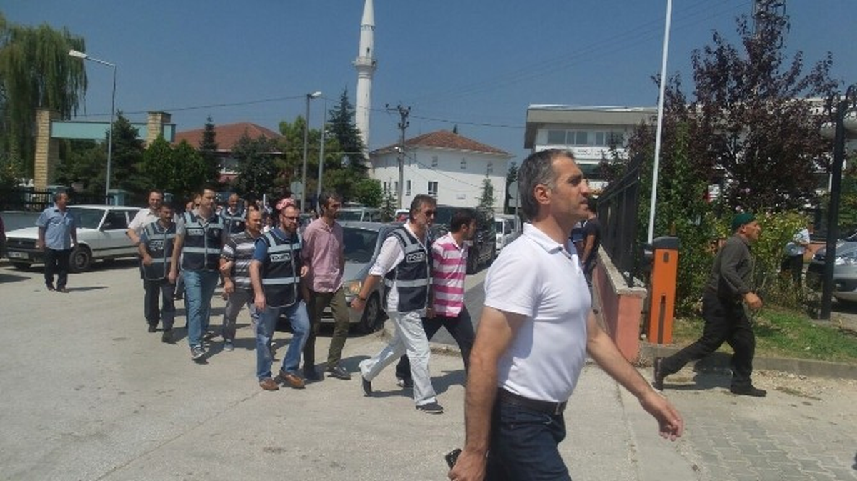 Düzce\'de 24 Adliye Çalışanı Adliyeye Çıkarıldı
