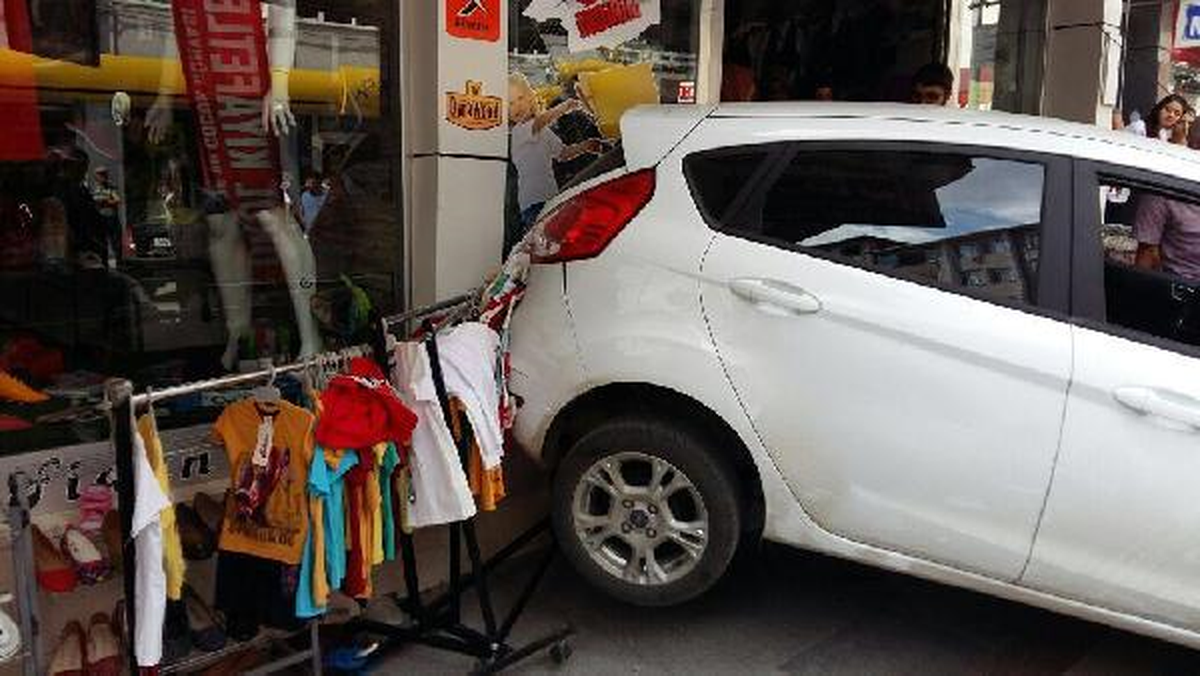 Geri Viteste Unuttuğu Otomobille Mağazaya Çarptı