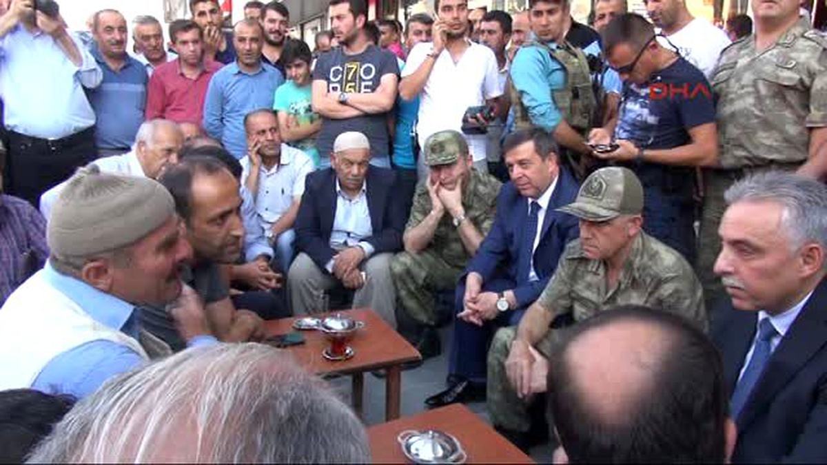 Hakkari\'de Vali Orhan ve Komutanlar Vatandaşlarla Çay İçip Sohbet Etti