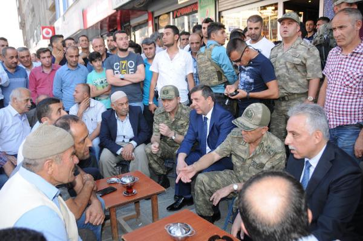Hakkari Valisi Toprak ve Korgeneral Çetin, Esnafı Ziyaret Etti
