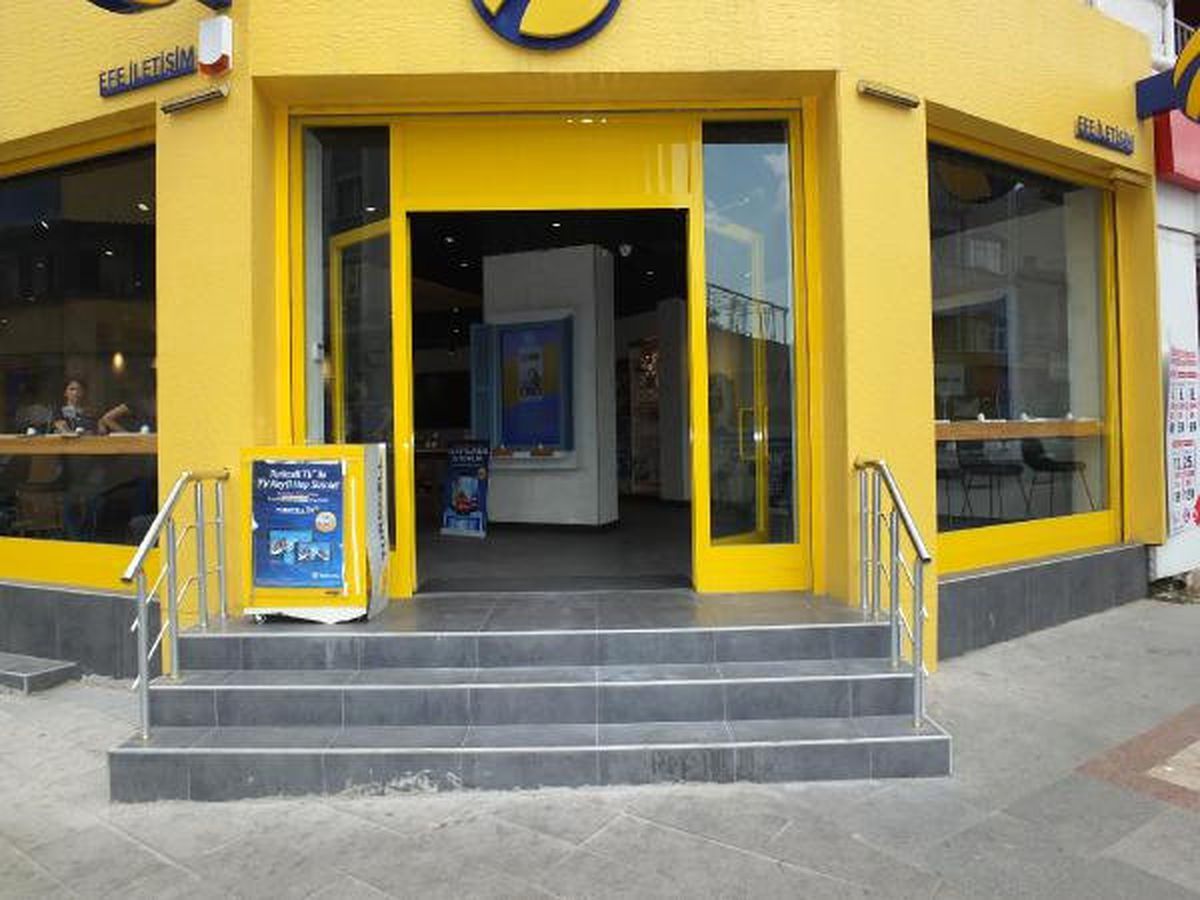 Kapıyı Levye ile Açıp 16 Telefon Çaldılar