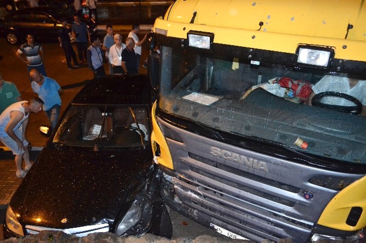 Karşı Şeride Geçen Tır Otomobili Biçti: 2 Yaralı