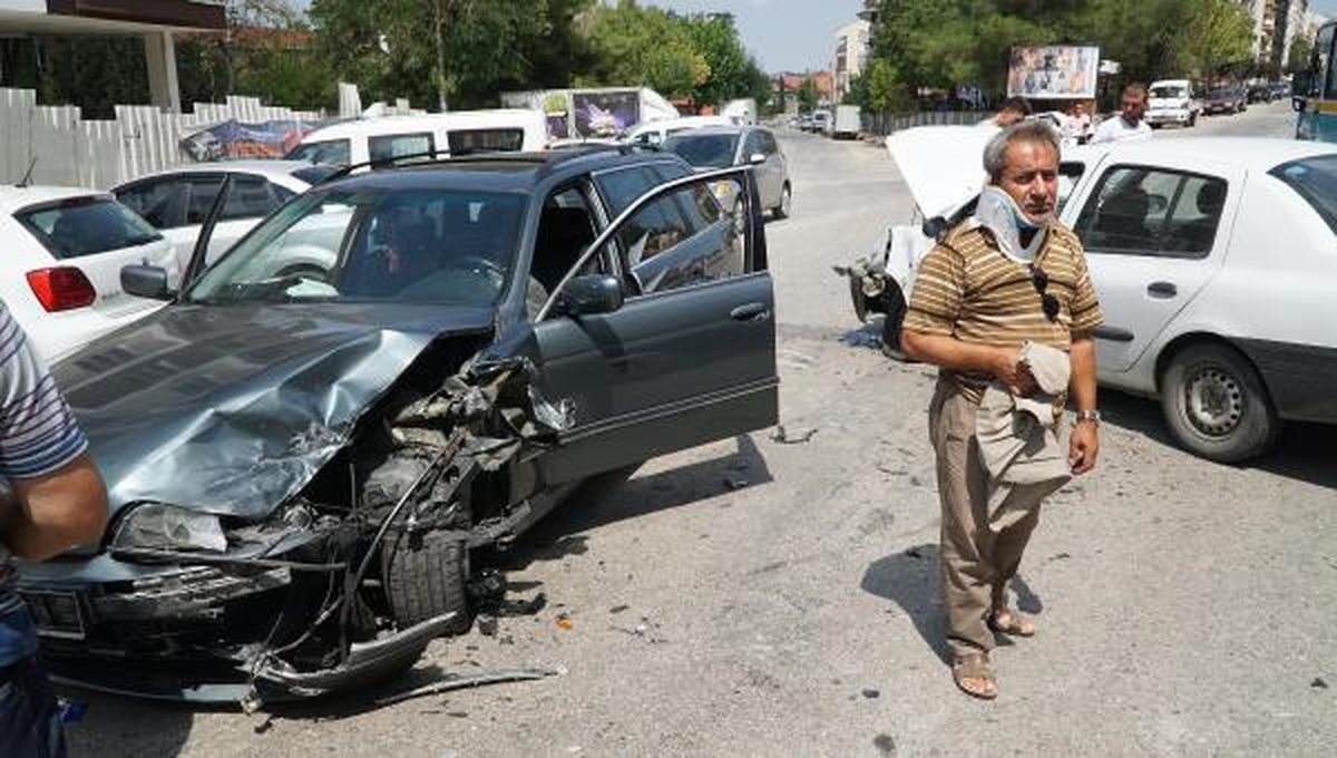 Kazada Yaralandı, Tedaviyi Reddedip Aracının Başından Ayrılmadı