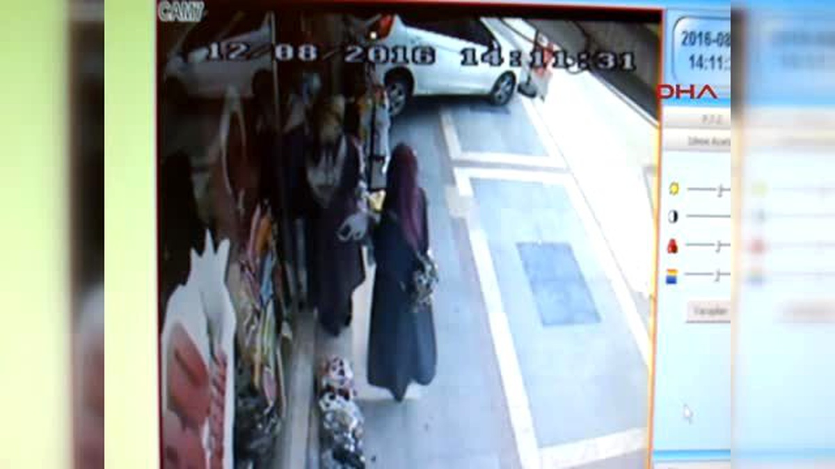 Kocaeli Geri Viteste Unuttuğu Otomobil Mağazaya Çarptı