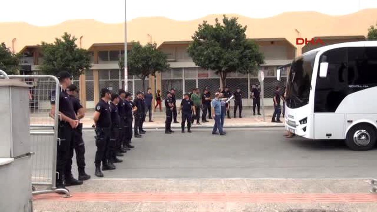 Mersin\'de 20 Adliye Personeli Adliyeye Sevk Edildi