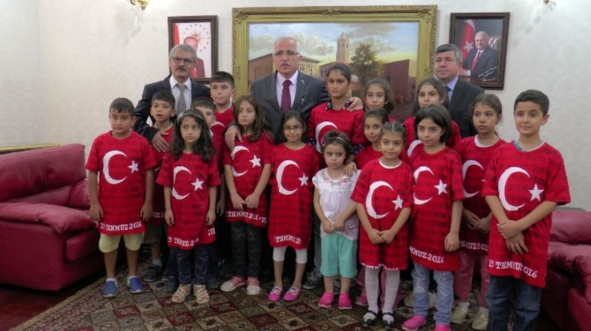 Öğrencilerden Darbecilere Karşı Her Dilde "Korkma" Mesajı
