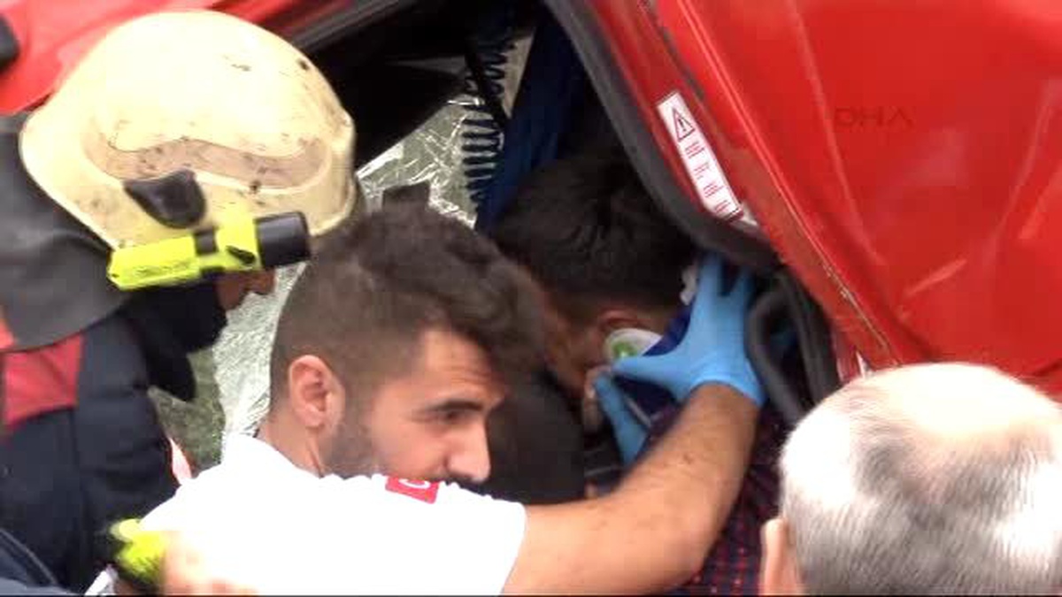 Tem\'de Kamyonet Kamyona Çarptı: 1 Ağır Yaralı