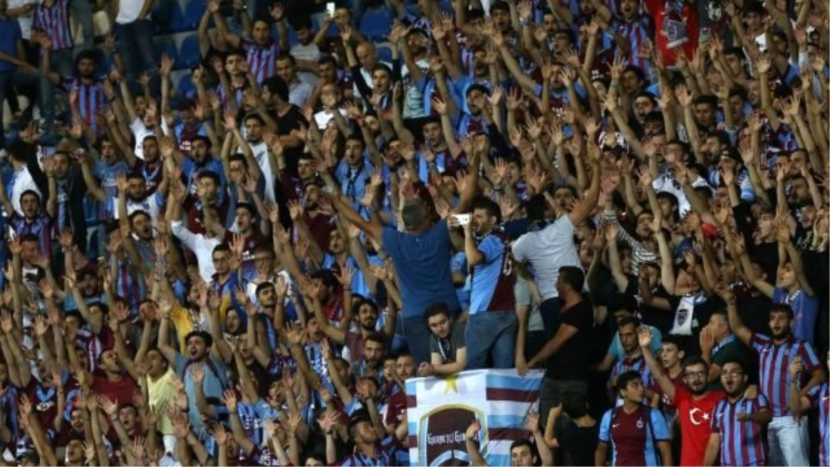 Trabzonspor-Bursaspor Maçında Tribünlerde Olay Çıktı