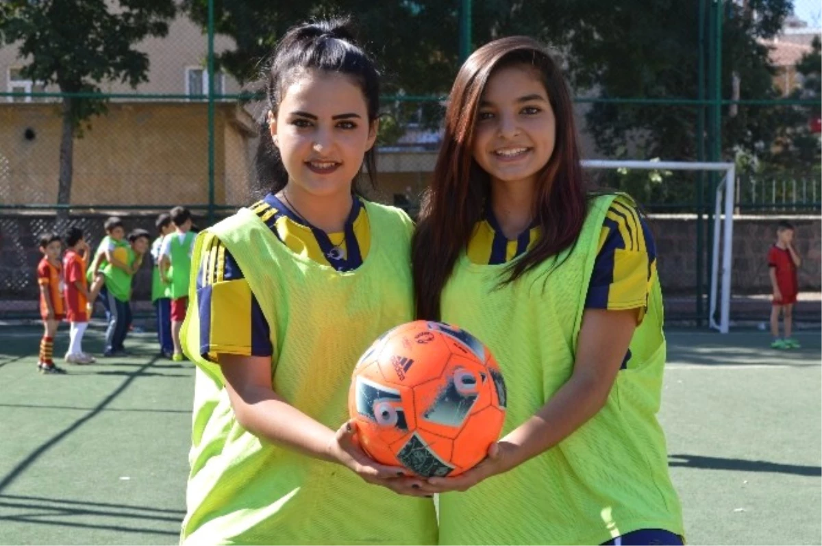 Ünalmış Kız Kardeşlerin Hayali Futbolcu Olmak