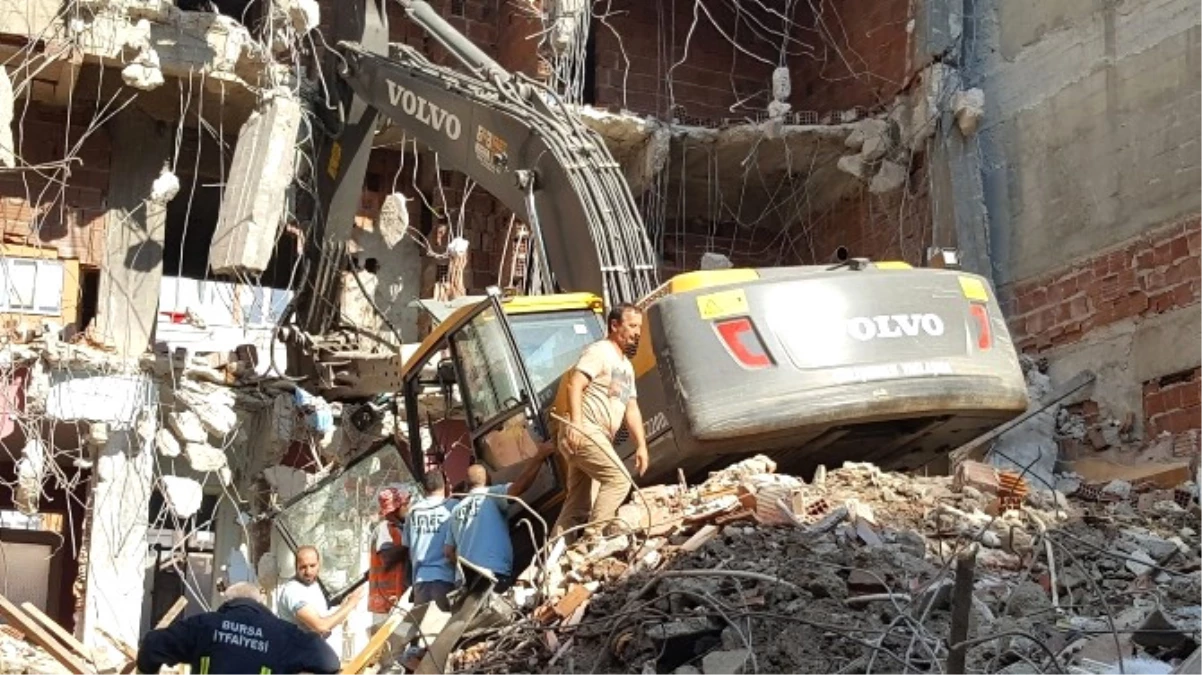Üzerine Beton Blok Düşen Makine Operatörü Ağır Yaralandı