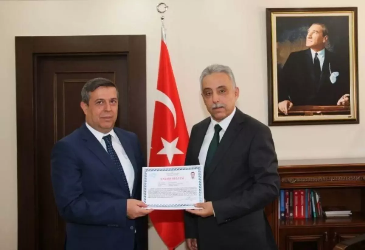 Vali Toprak\'tan Emniyet Müdürü Holoğlu\'na Başarı Belgesi