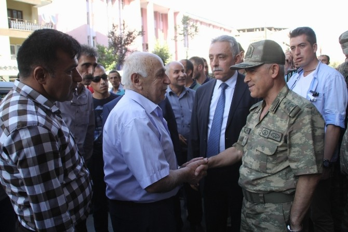 Vali ve Komutanlar Hakkari Sokaklarında