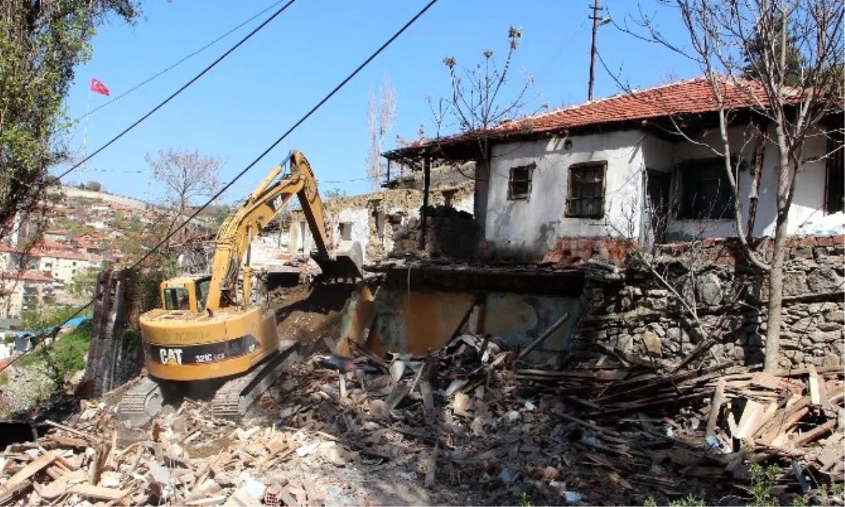 Vatandaşın Desteği ile Gecekondular Yıkılıyor