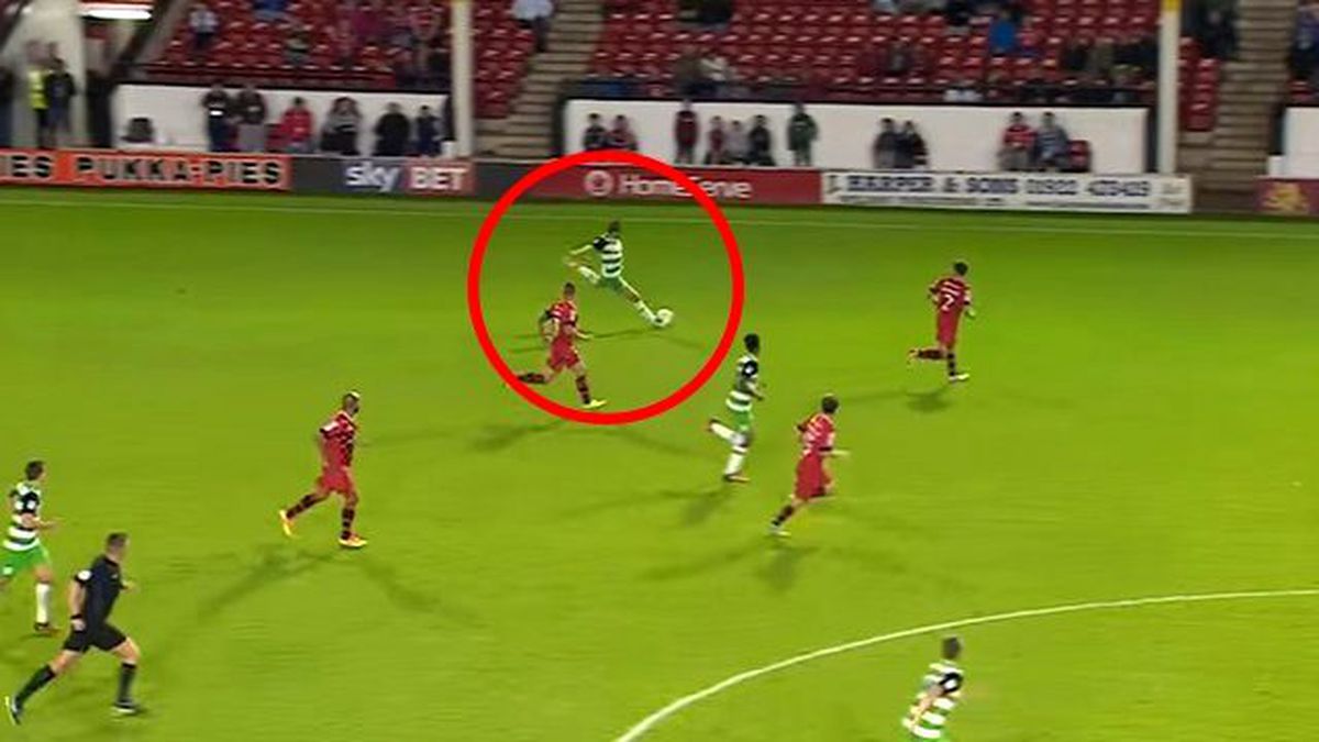 Yeovil'li Futbolcu Matt Dolan 60 Metreden Kaleciyi Avladı