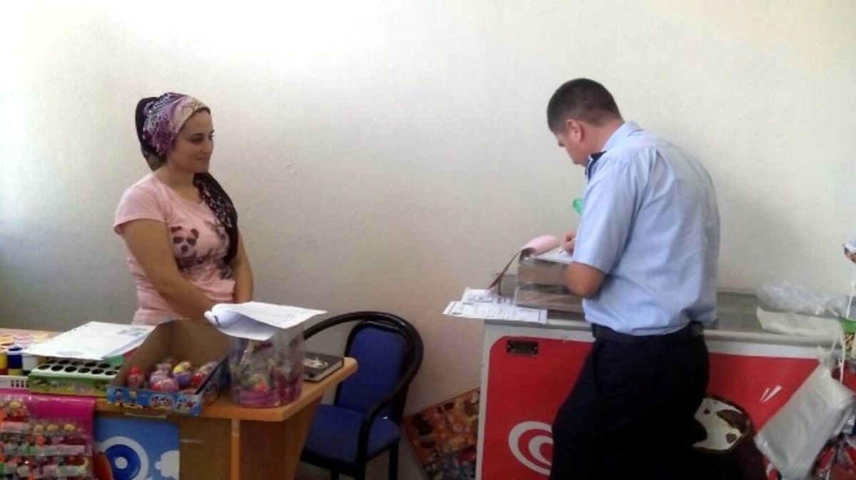 Zabıtalar Market ve Tekel Bayilerini Denetledi