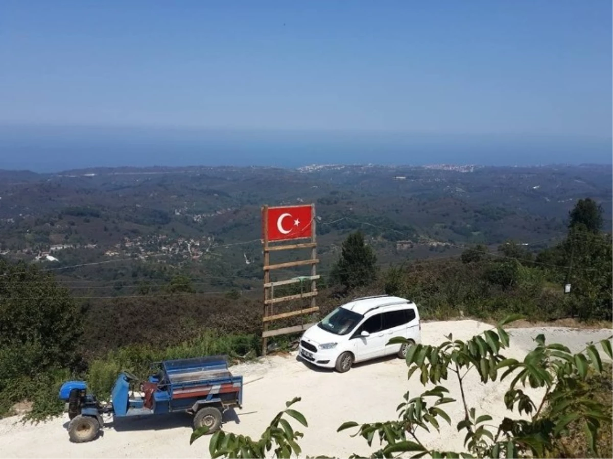 Akçakoca\'nın En Yüksek Tepesine Türk Bayrağı