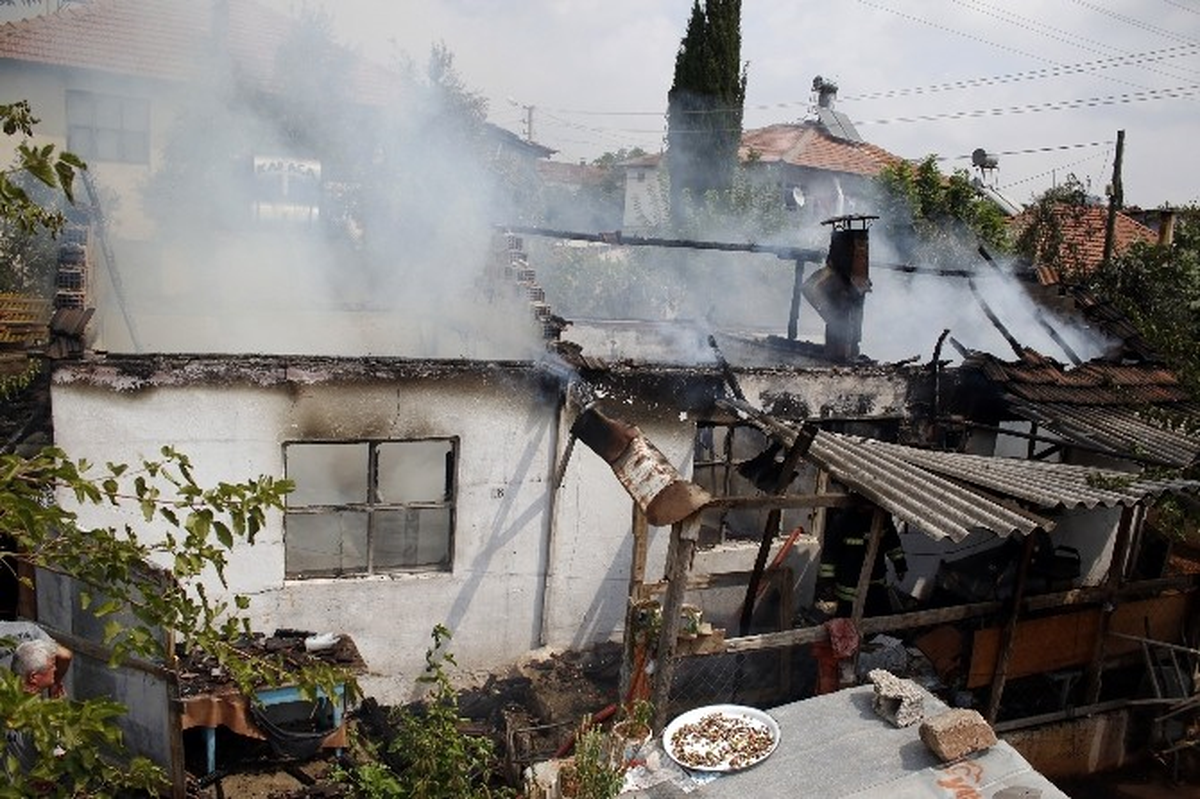 Antalya\'da Müstakil Ev Kül Oldu