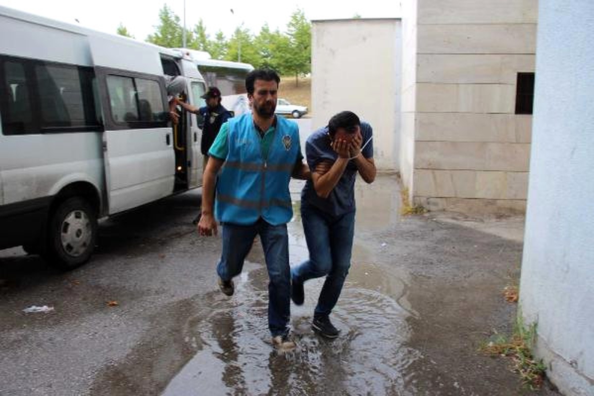 Askerlere Üst Aramasının Nasıl Yapılacağının Eğitimini Veren 2 Uzman Çavuşa Gözaltı
