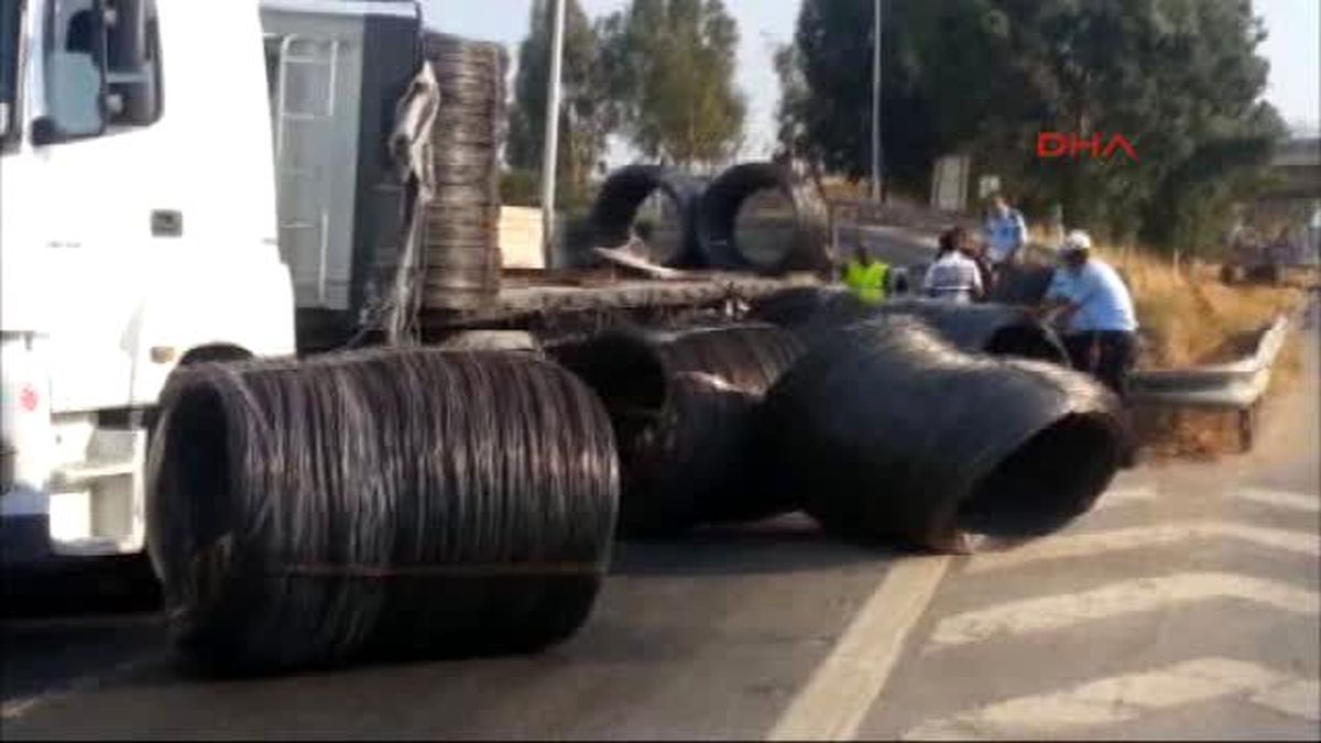 Aydın - Tır\'dan Devrilen Rulo Demir Bobinler Otoyolu Tıkadı