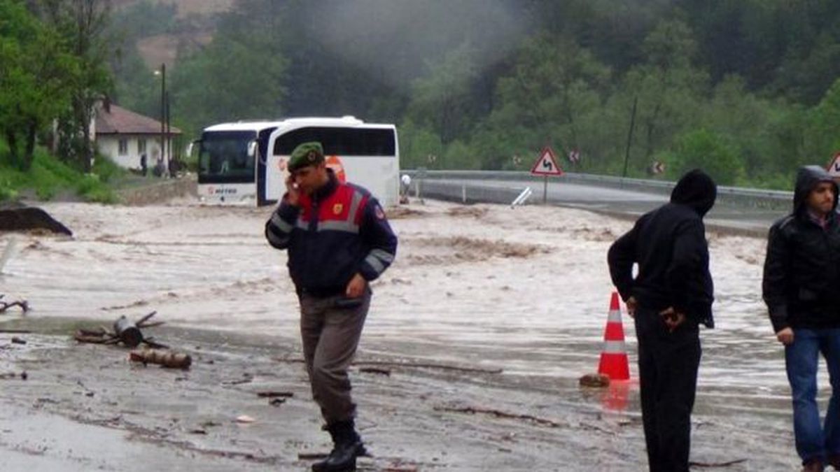 Bartın\'da Selde Mahsur Kalan Otobüse Ulaşıldı
