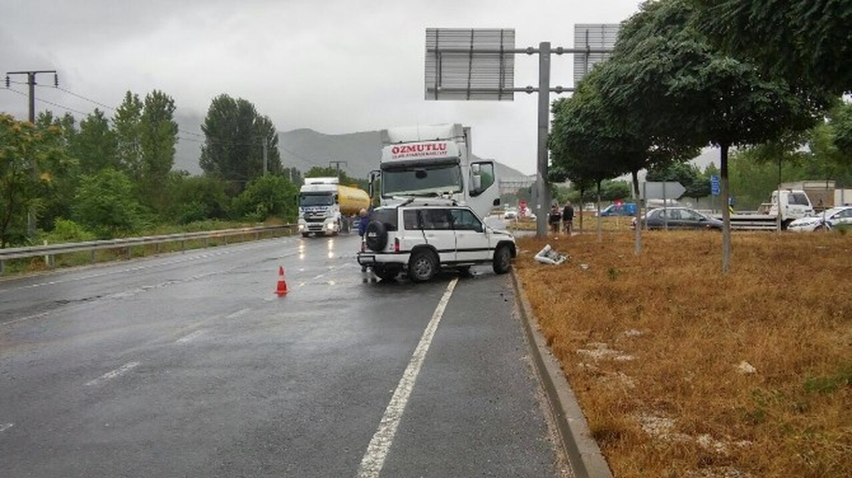 Bilecik\'te Trafik Kazası: 1\'i Çocuk 4 Yaralı