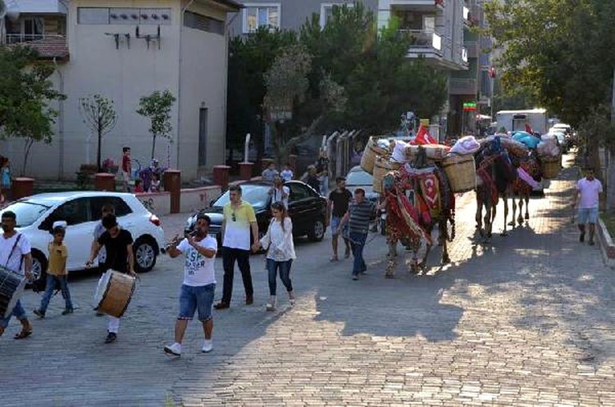 Çeyizlerini Deve Kervanıyla Taşıdılar