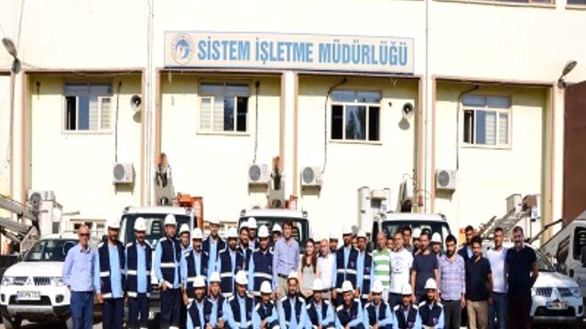 Elektrikler Kesilmesin Diye 52 Derece Sıcakta Çalışıyorlar