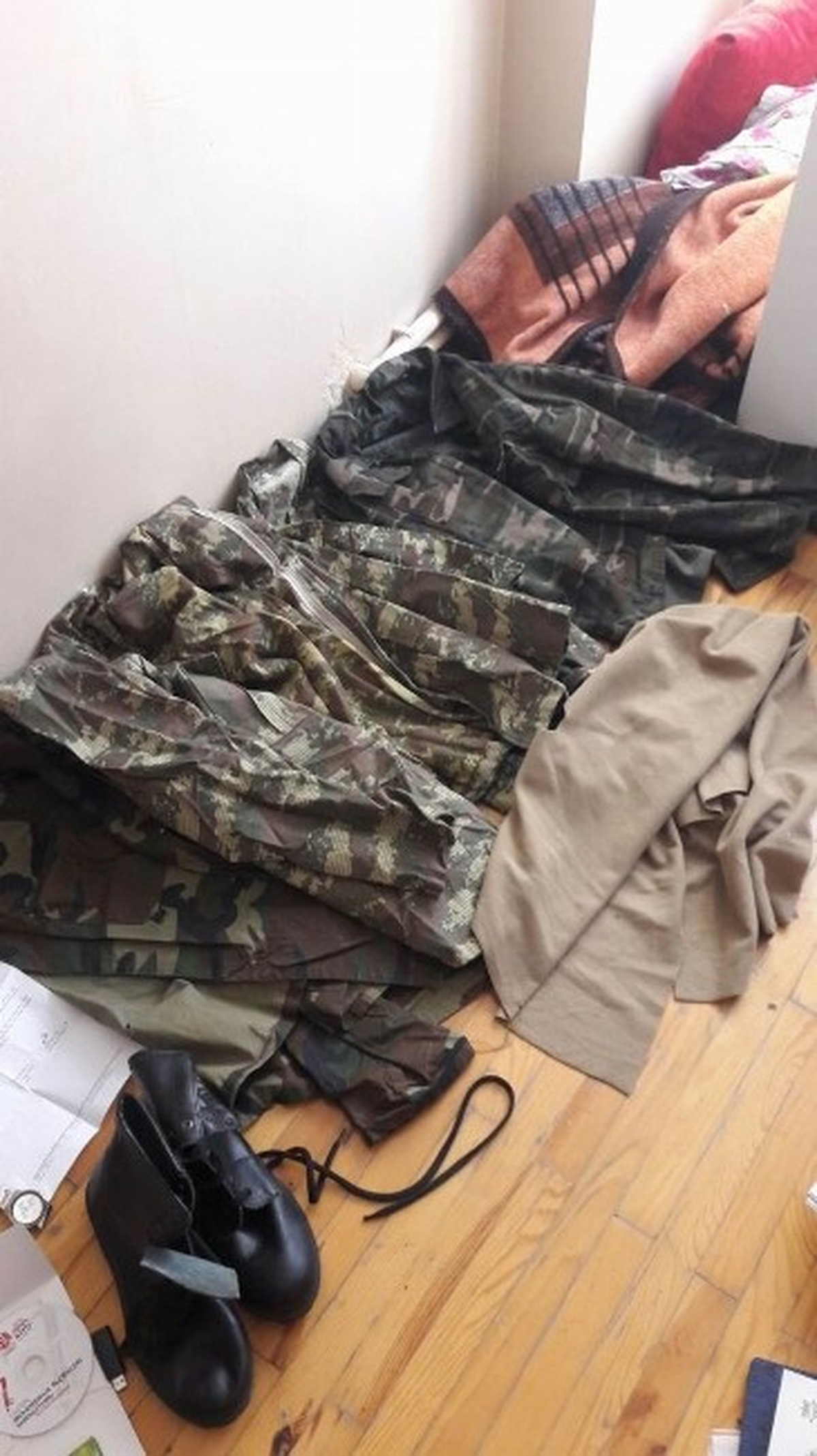 Fetö\'nün Öğrenci Evinden Askeri Kamuflaj ve Bot Çıktı
