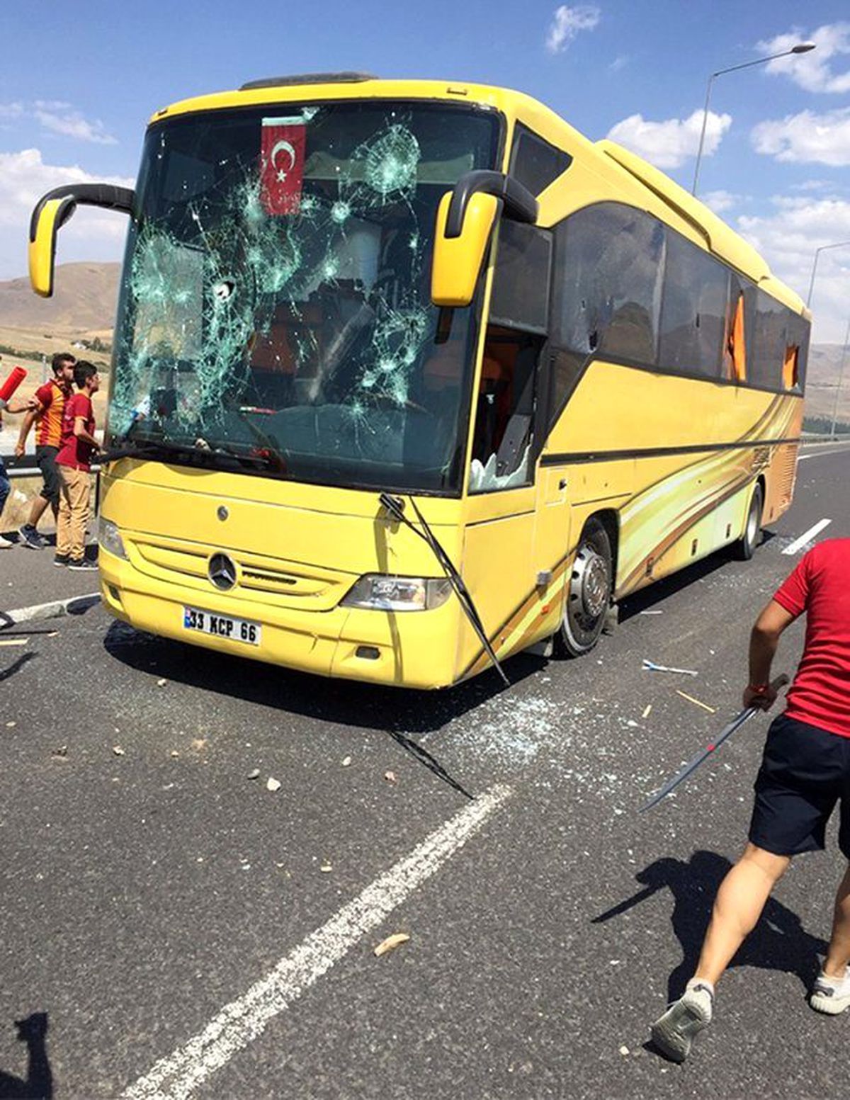 Galatasaraylı Taraftarlar, Beşiktaşlı Taraftarların Otobüsüne Saldırdı