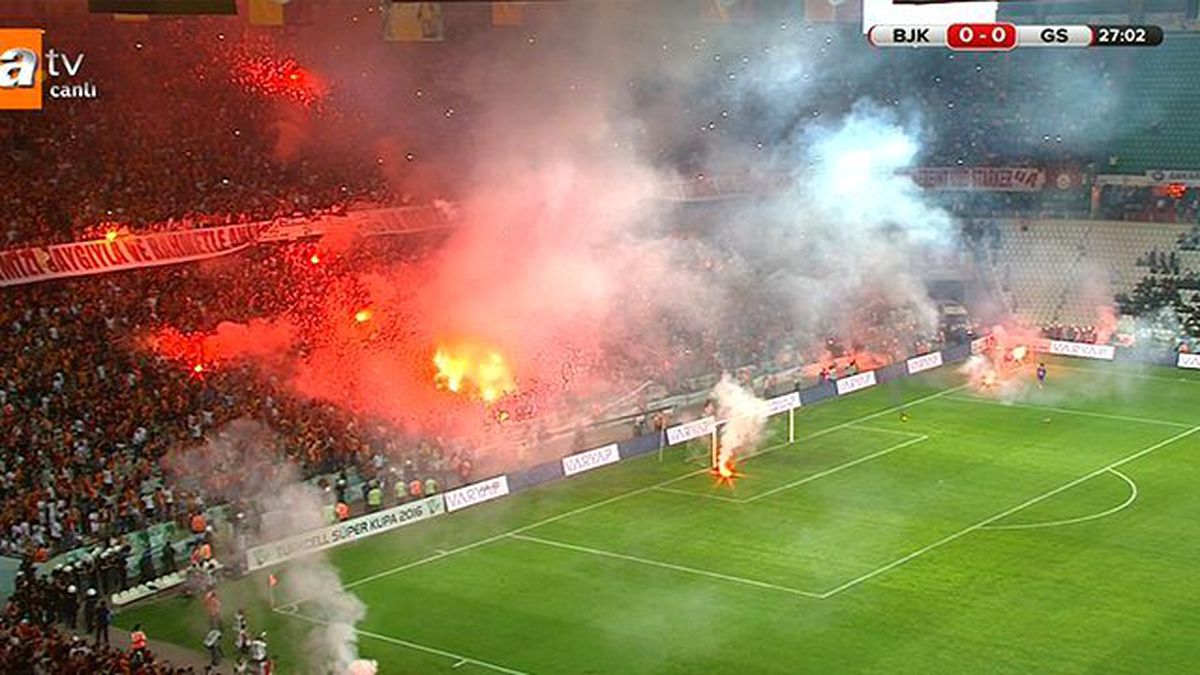 Galatasaraylı Taraftarlar, Sahaya Meşale Yağdırdı