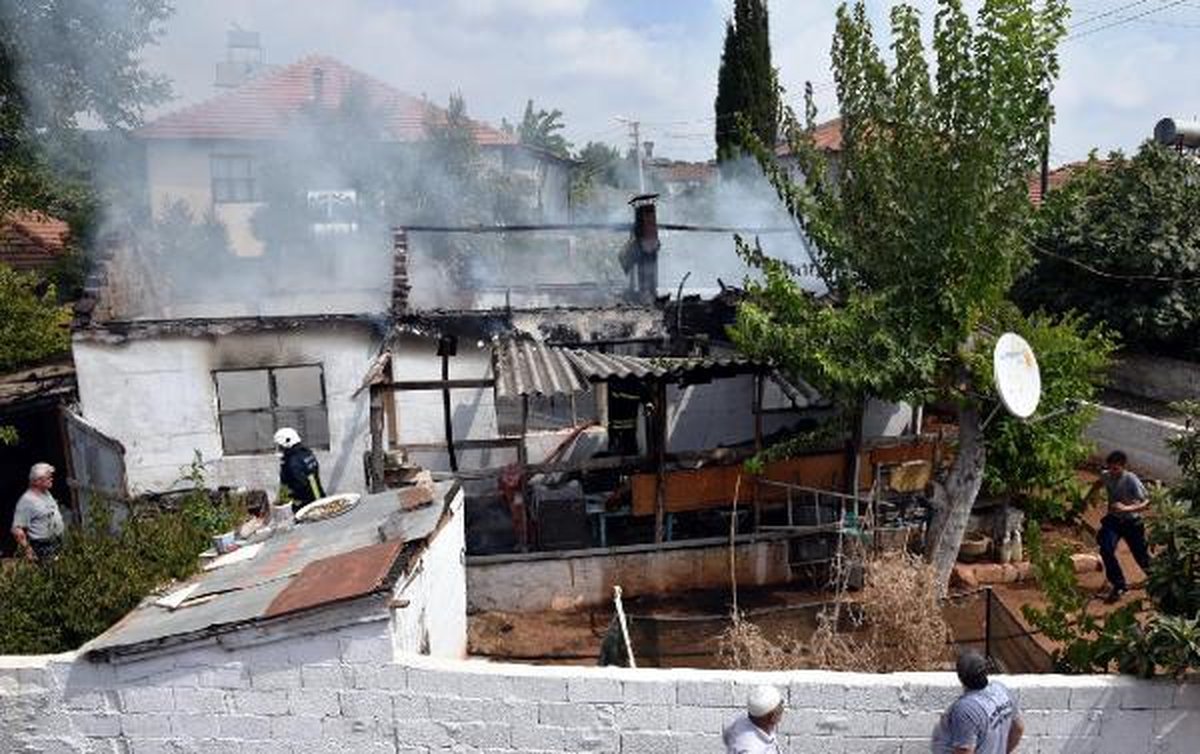 Gecekondu Elektrik Arızası Nedeniyle Yandı