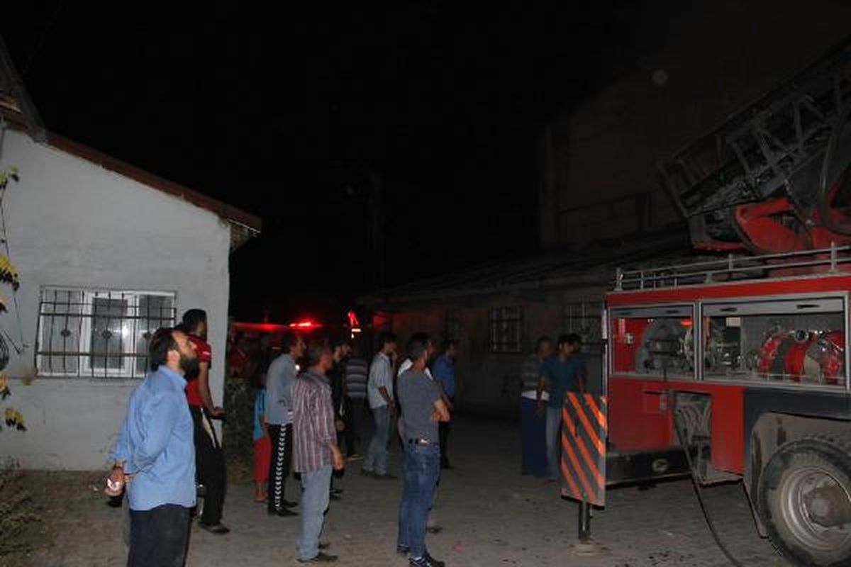 Havai Fişekler Çatıyı Tutuşturdu