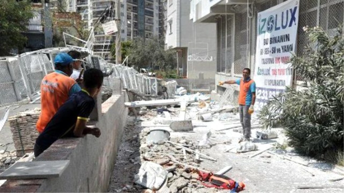 İzmir\'de İskele Dehşeti: 3 İşçi Öldü, 2 İşçi Son Anda Kurtuldu