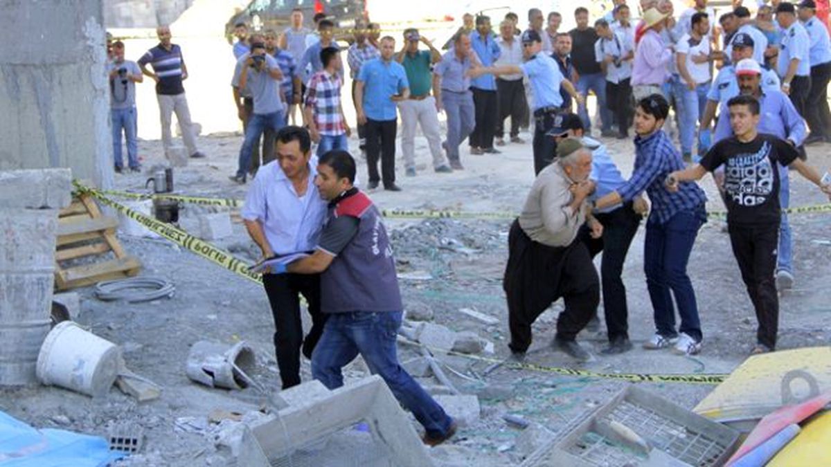 İzmir\'de İskele Dehşeti: 3 İşçi Öldü, 2 İşçi Son Anda Kurtuldu
