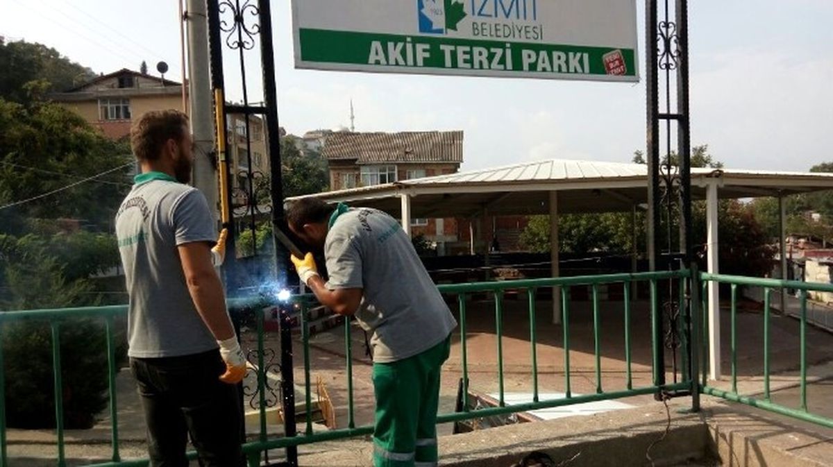 İzmit\'te Park ve Bahçelerin Bakım ve Onarım Çalışmaları Devam Ediyor
