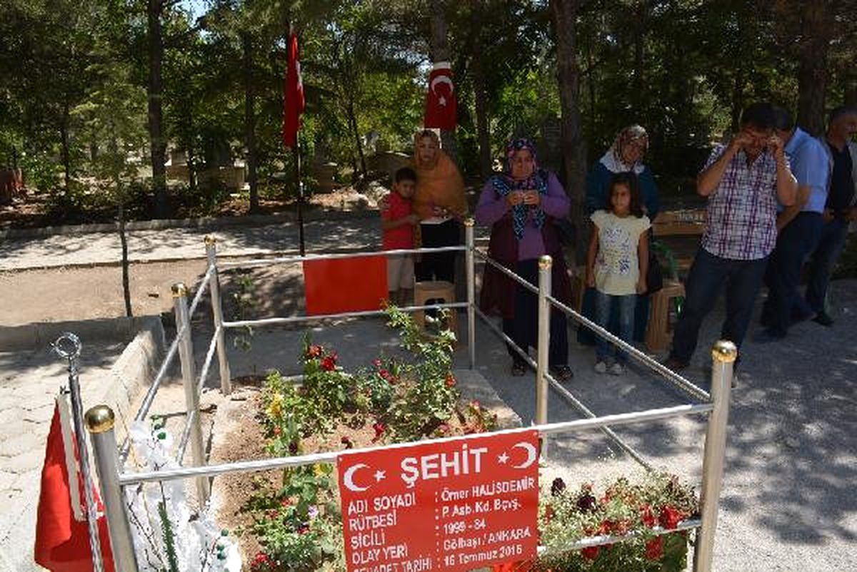 Kahraman Askerin Mezarını 100 Bin Kişi Ziyaret Etti
