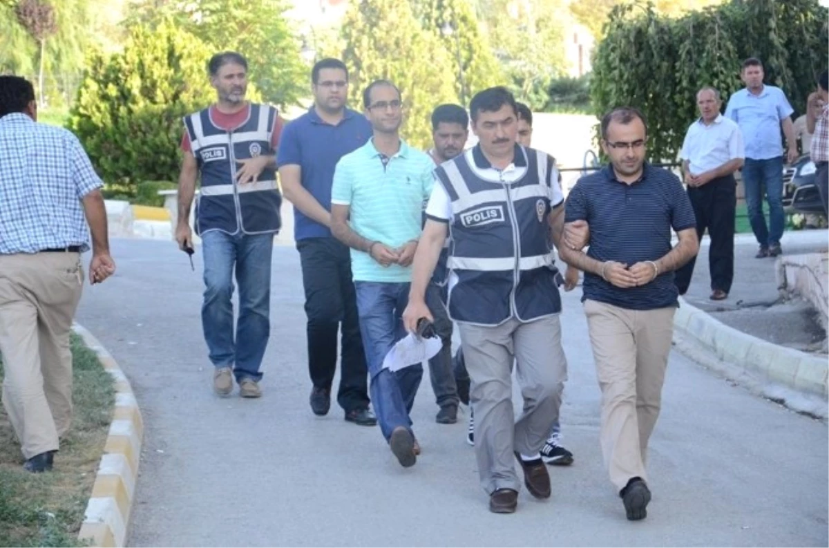 Karaman\'da Gözaltına Alınan Üç Hakimden İkisi Tutuklandı