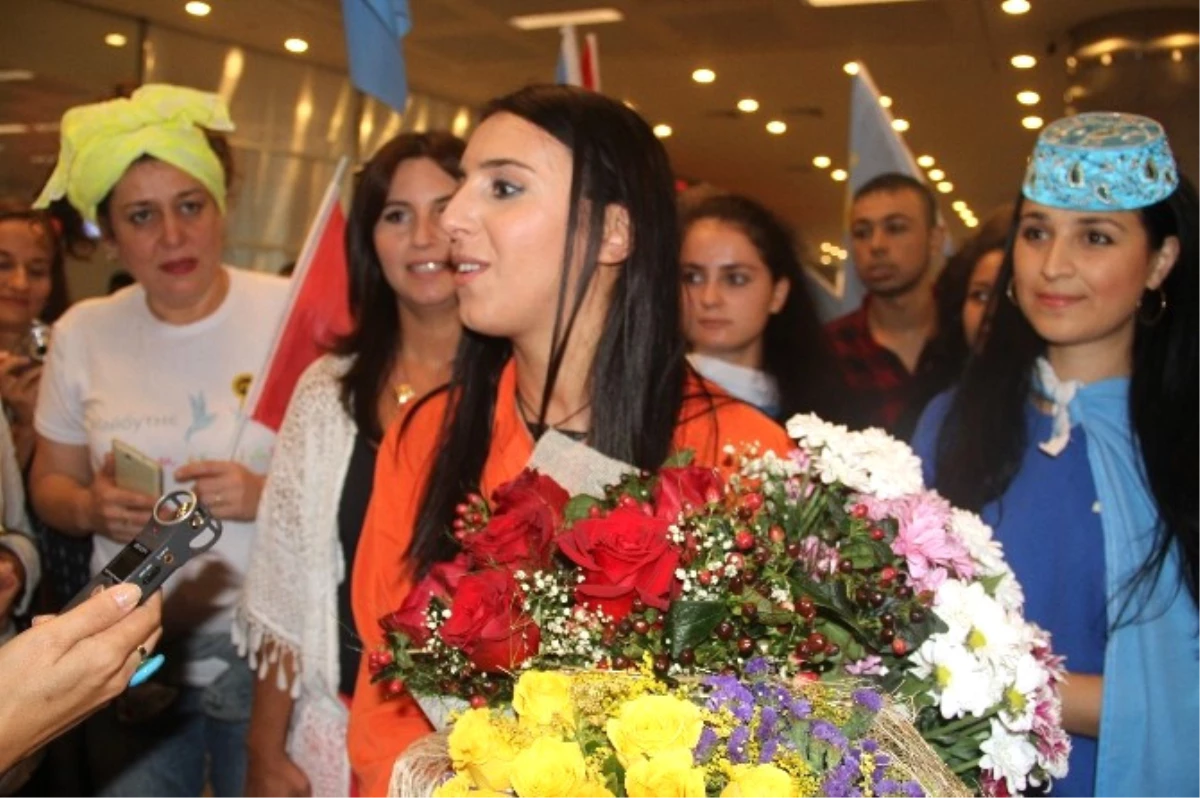 Kırımlı Tatar Şarkıcı Jamala Destek İçin Türkiye\'de