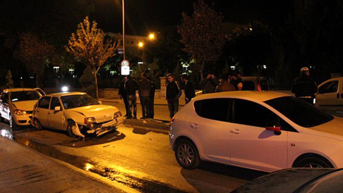 Konya\'da Zincirleme Trafik Kazası: 3 Yaralı